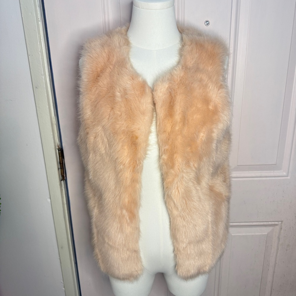 Elegant Faux Fur Vest in peach light pink